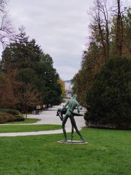 Pogled izpred Gradu Tivoli proti ljubljanski stolnici